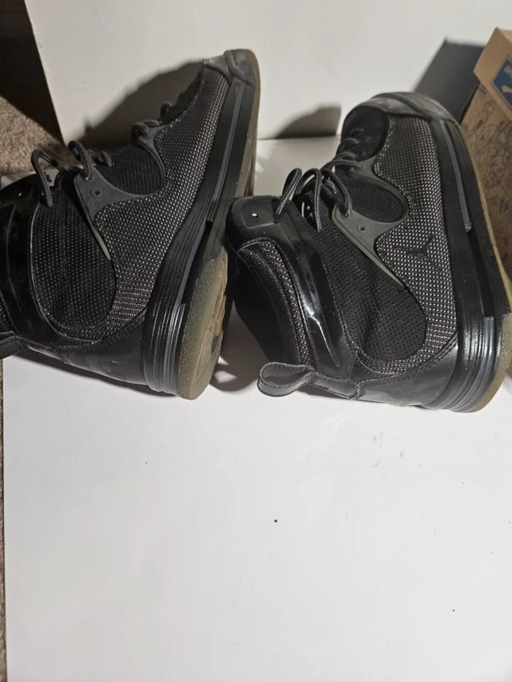Jordan A28826‑004 Men’s 11.5 – Black Retro Support Sneakers